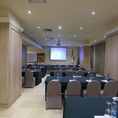 Warwick Palm Beach Hotel Beiroet Buitenkant foto