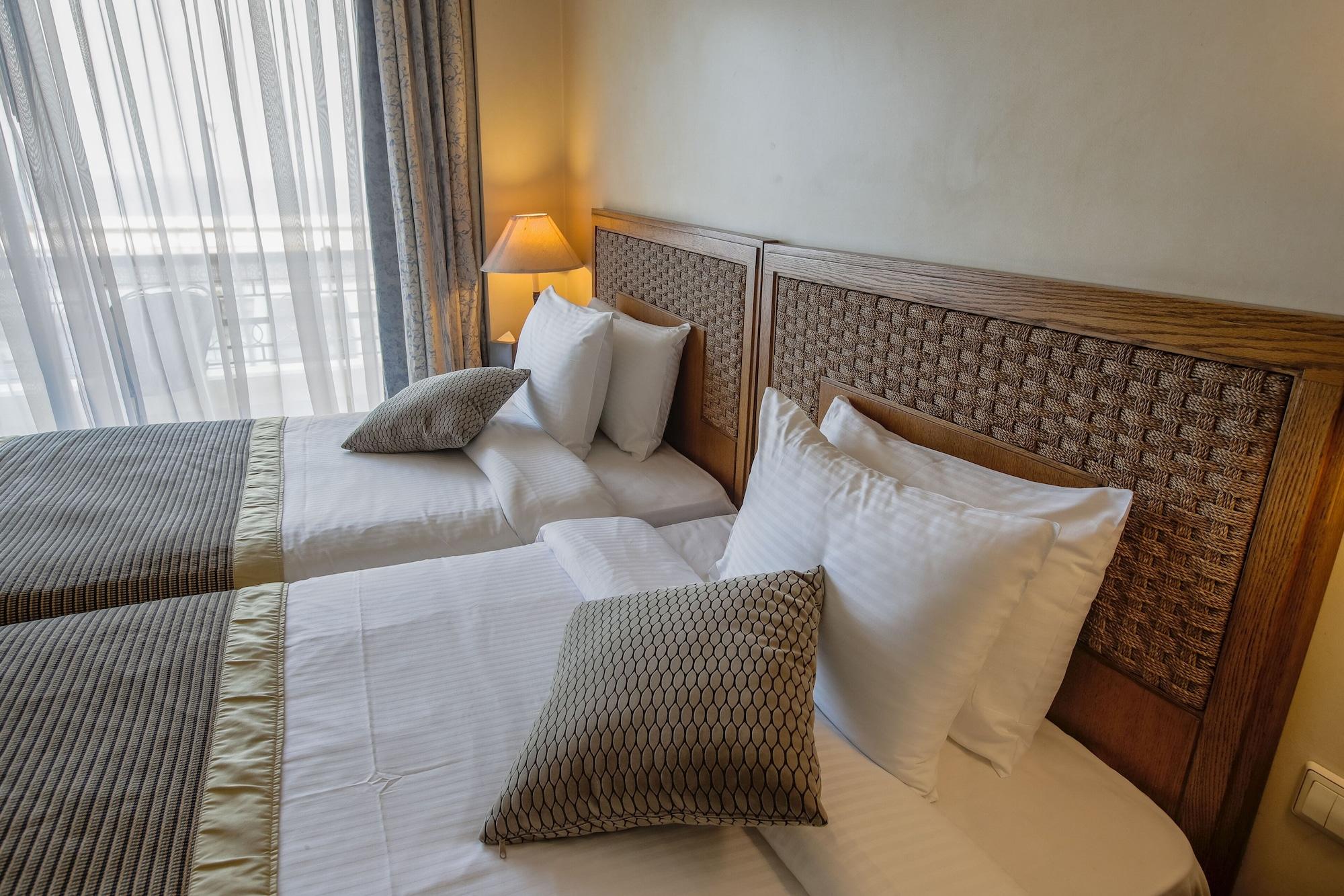 Warwick Palm Beach Hotel Beiroet Buitenkant foto