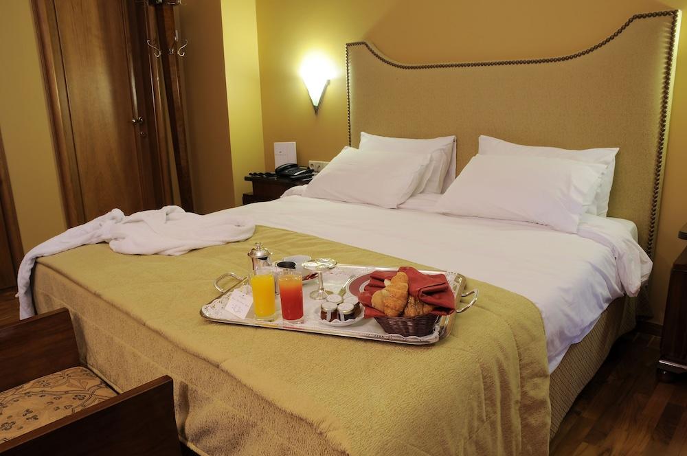 Warwick Palm Beach Hotel Beiroet Buitenkant foto