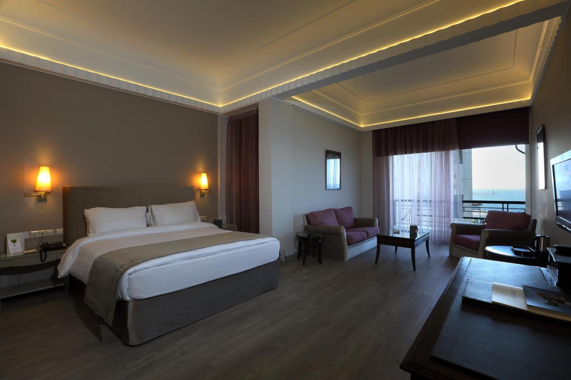 Warwick Palm Beach Hotel Beiroet Buitenkant foto