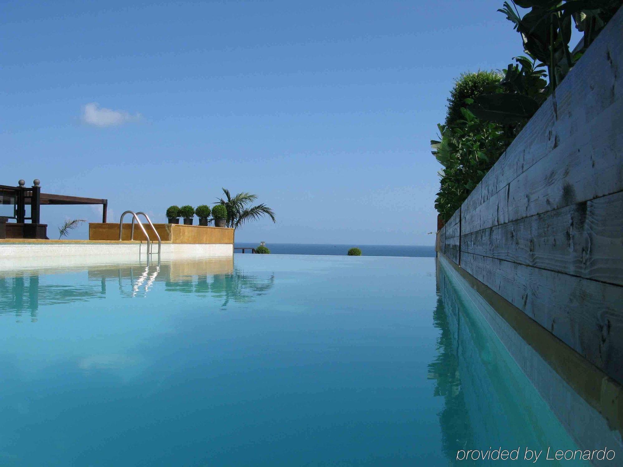 Warwick Palm Beach Hotel Beiroet Buitenkant foto