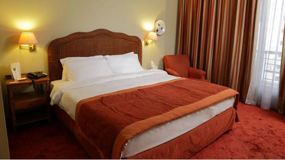 Warwick Palm Beach Hotel Beiroet Buitenkant foto
