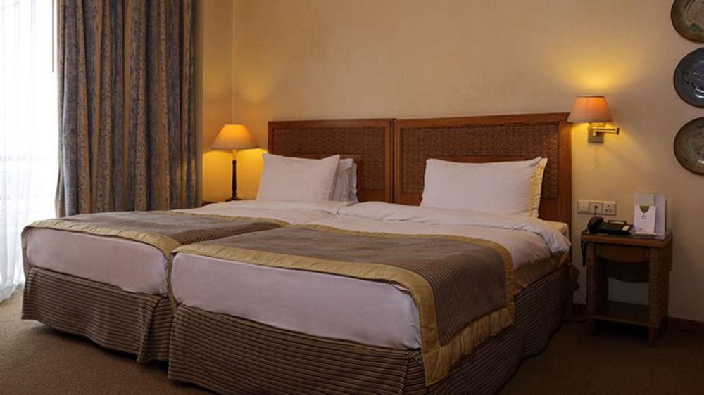 Warwick Palm Beach Hotel Beiroet Buitenkant foto