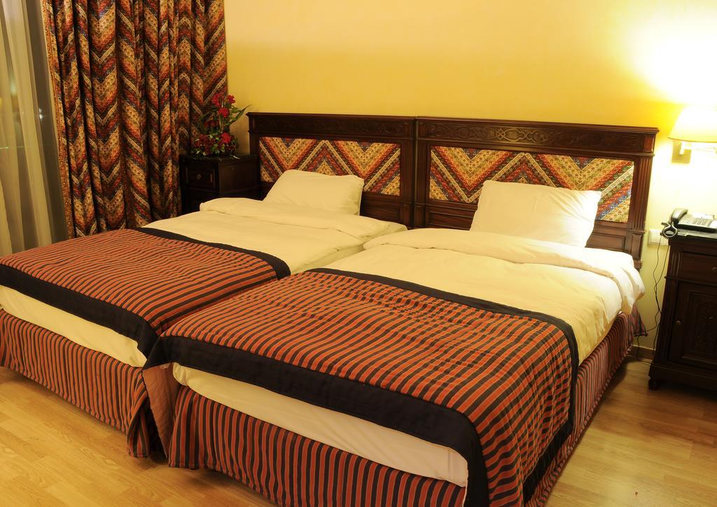 Warwick Palm Beach Hotel Beiroet Buitenkant foto